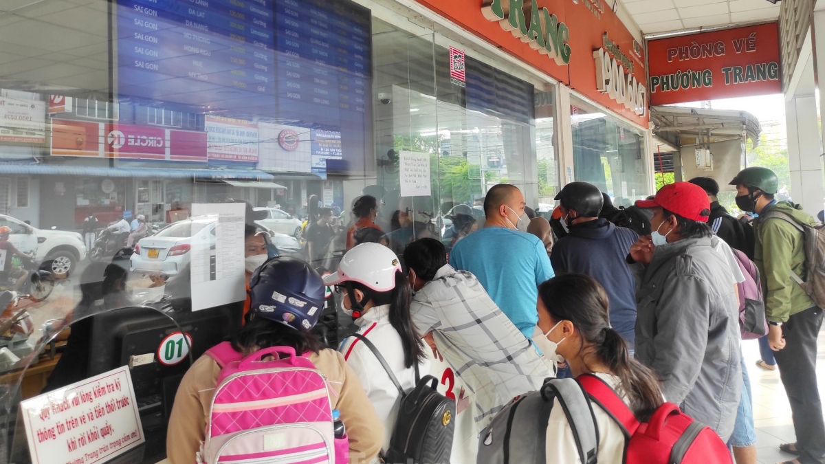 Holidaymakers rush to coach stations in HCM City